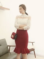 **หมดค่ะ**เสื้อลูกไม้สีขาวแขนสามส่วน ดีเทลสวยพร้อมกระโปรงสีแดงเข้ม เพิ่มระบายช่วงชายกระโปรง เหมือนแบบใส่แล้วดูหรูหราไฮโซมากๆค่ะ