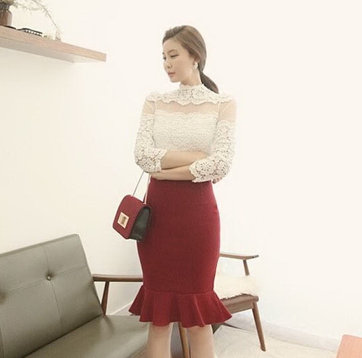 เสื้อลูกไม้สีขาว + กระโปรงเข้ารูปสีแดง
